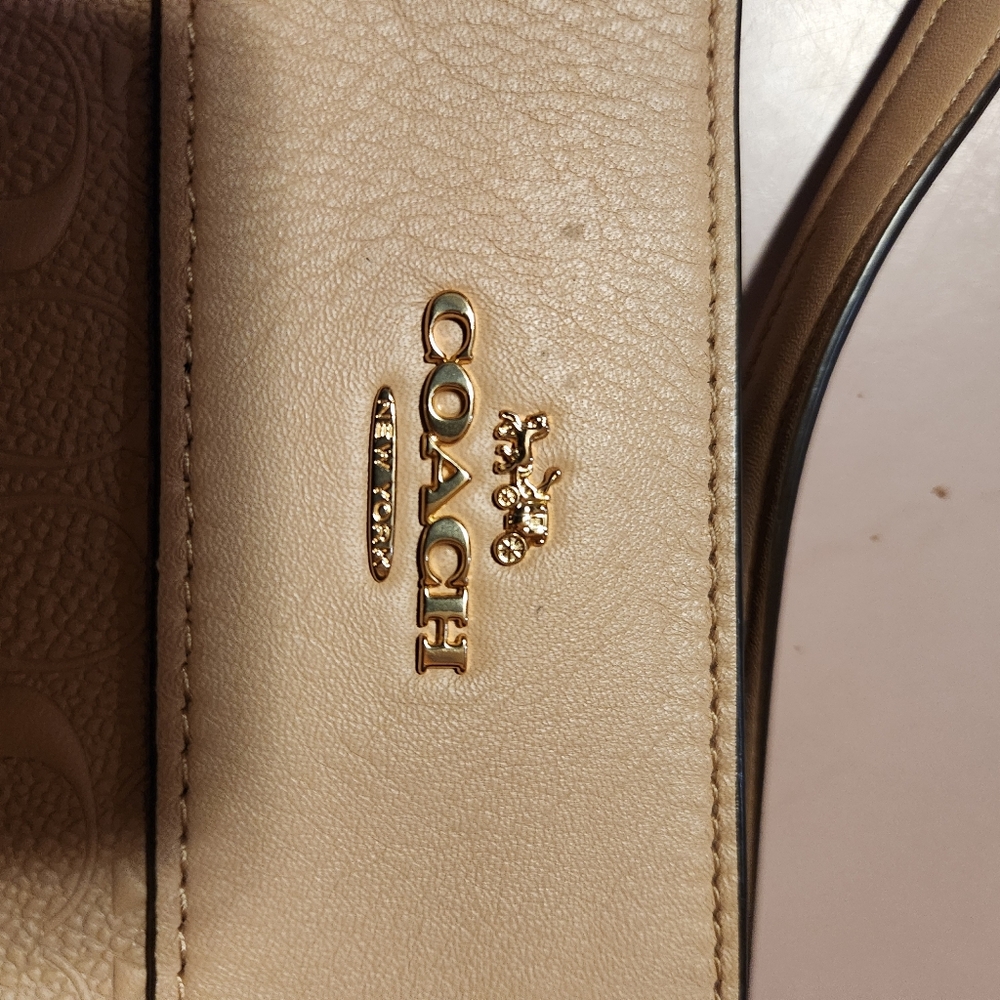 Euc Coach Tan Embossed Signature C's Shoulder Bag Purse - Picture 17 of 17